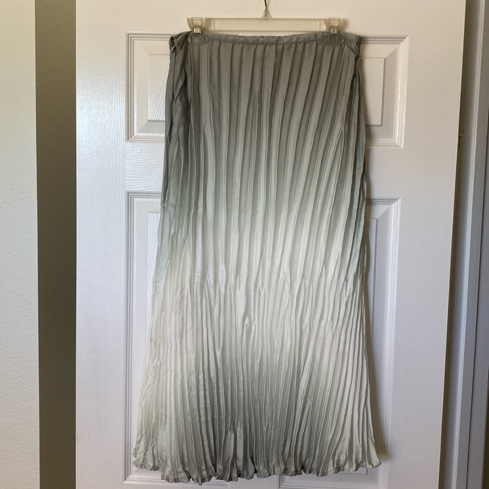 Chico’s size 0.5 =6 ombré washable pleated maxi skirt.